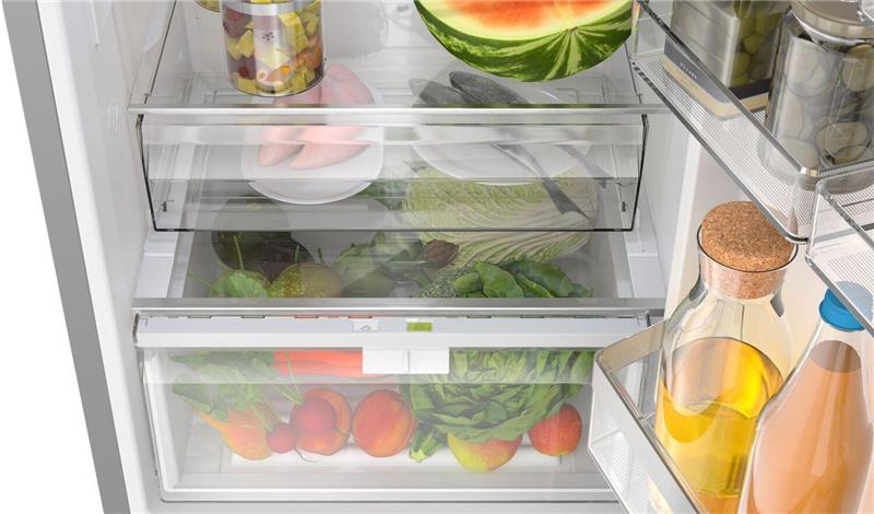 800 Series Free-standing fridge-freezer with freezer at bottom, glass door 24" White-(B24CB80ESW)